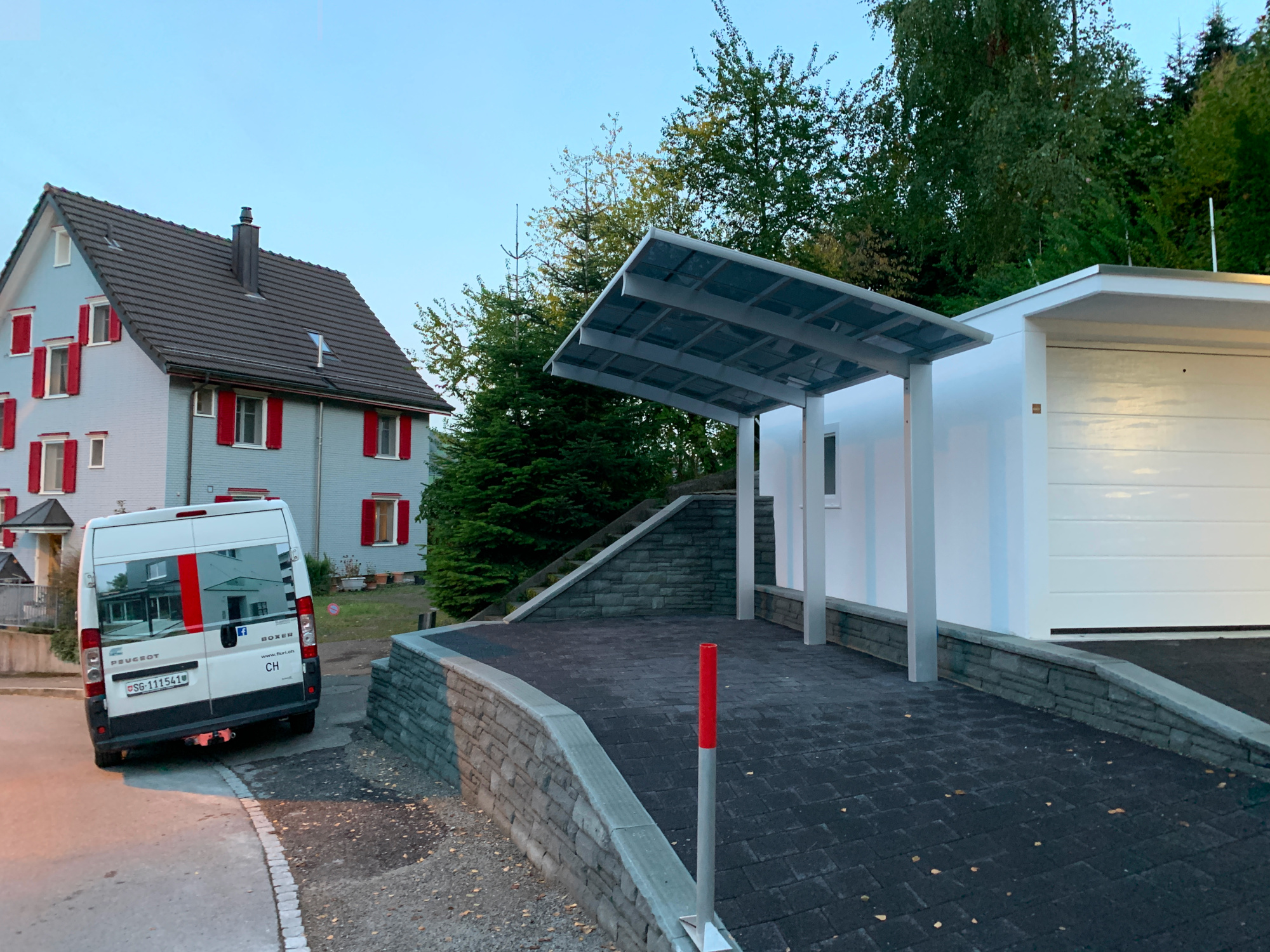 Von SF-Metallbau installierte Überdachung, und Lieferwagen SF-Metallbau